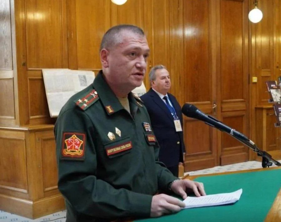 kavkazcenter17's tweet photo. Генерал Игорь Ерусалимов, высокопоставленный российский офицер, был похоронен в Москве под усиленной охраной. Источники связывают его смерть с взрывом в ресторане «Бальзи Росси» 1 августа.   Российские власти публично не подтвердили причину его смерти и не назвали его имя. https://t.co/wNmNLF5LOm