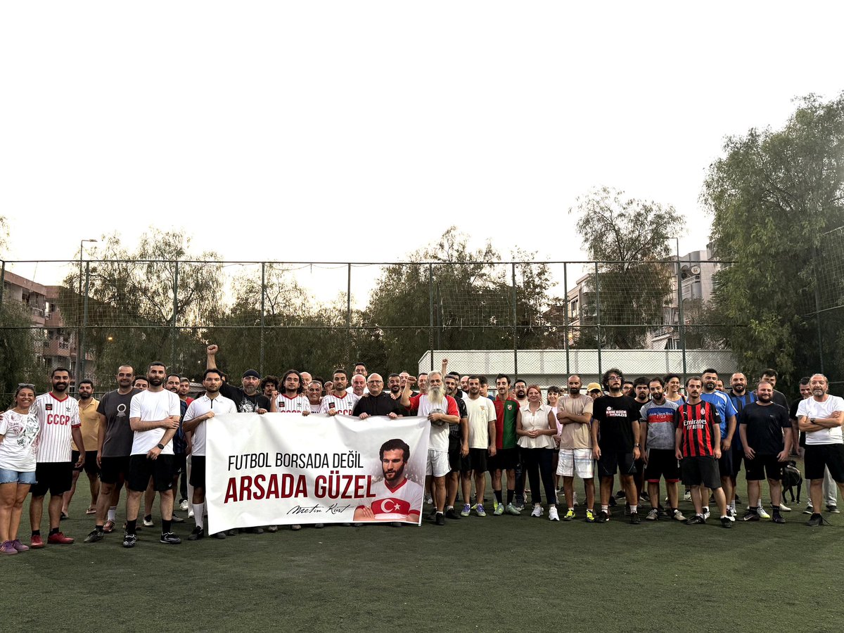 iletisimemekagi's tweet photo. Futbol borsada değil, arsada güzel!

İzmir İletişim Emekçileri Dayanışma Ağı olarak takımımızı kurduk, formalarımızı giydik ve sahaya çıktık.

Editöründen kurgucusuna, muhabirinden kameramanına iletişim emekçileri olarak bu kez haber peşinde değil, topun peşindeydik. 

Sahada mücadele, saha dışında dostluk ve dayanışma…

İletişim emekçileri sahada da yan yana!

@pensendeyiz