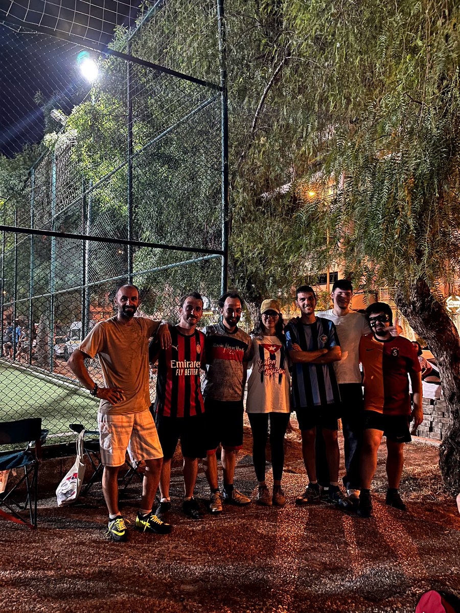 iletisimemekagi's tweet photo. Futbol borsada değil, arsada güzel!

İzmir İletişim Emekçileri Dayanışma Ağı olarak takımımızı kurduk, formalarımızı giydik ve sahaya çıktık.

Editöründen kurgucusuna, muhabirinden kameramanına iletişim emekçileri olarak bu kez haber peşinde değil, topun peşindeydik. 

Sahada mücadele, saha dışında dostluk ve dayanışma…

İletişim emekçileri sahada da yan yana!

@pensendeyiz
