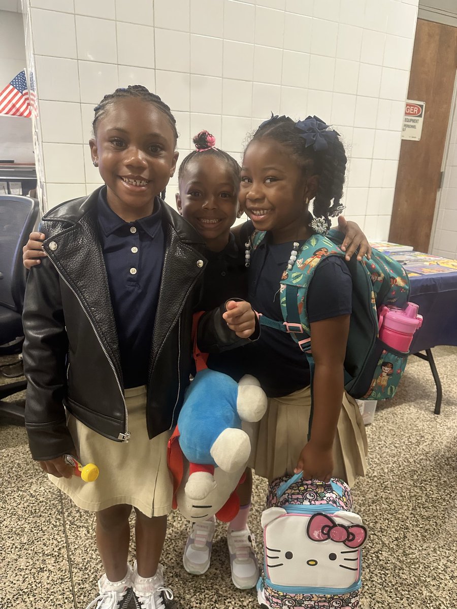 EatLoveRead247's tweet photo. Only at #FPCSCH Chamberlain…the students are always picture perfect! 
#FPCSCH #FriendshipsJourneyto30 #OneFriendship #AspireMore https://t.co/qpCkuhZZEe