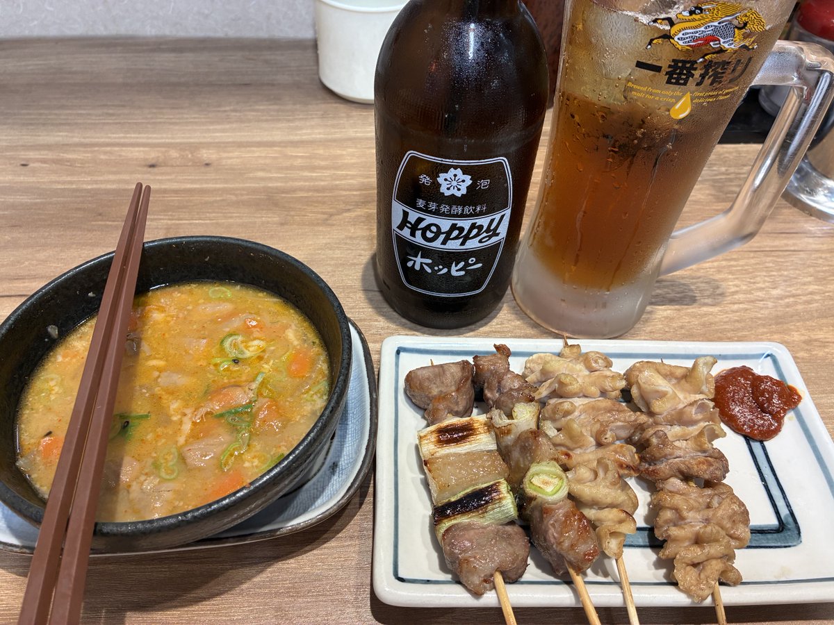 tomokuro2's tweet photo. 黒ホッピー、もつ煮、カシラ、シロの塩、うまし@焼鳥日高 https://t.co/AezDR104At