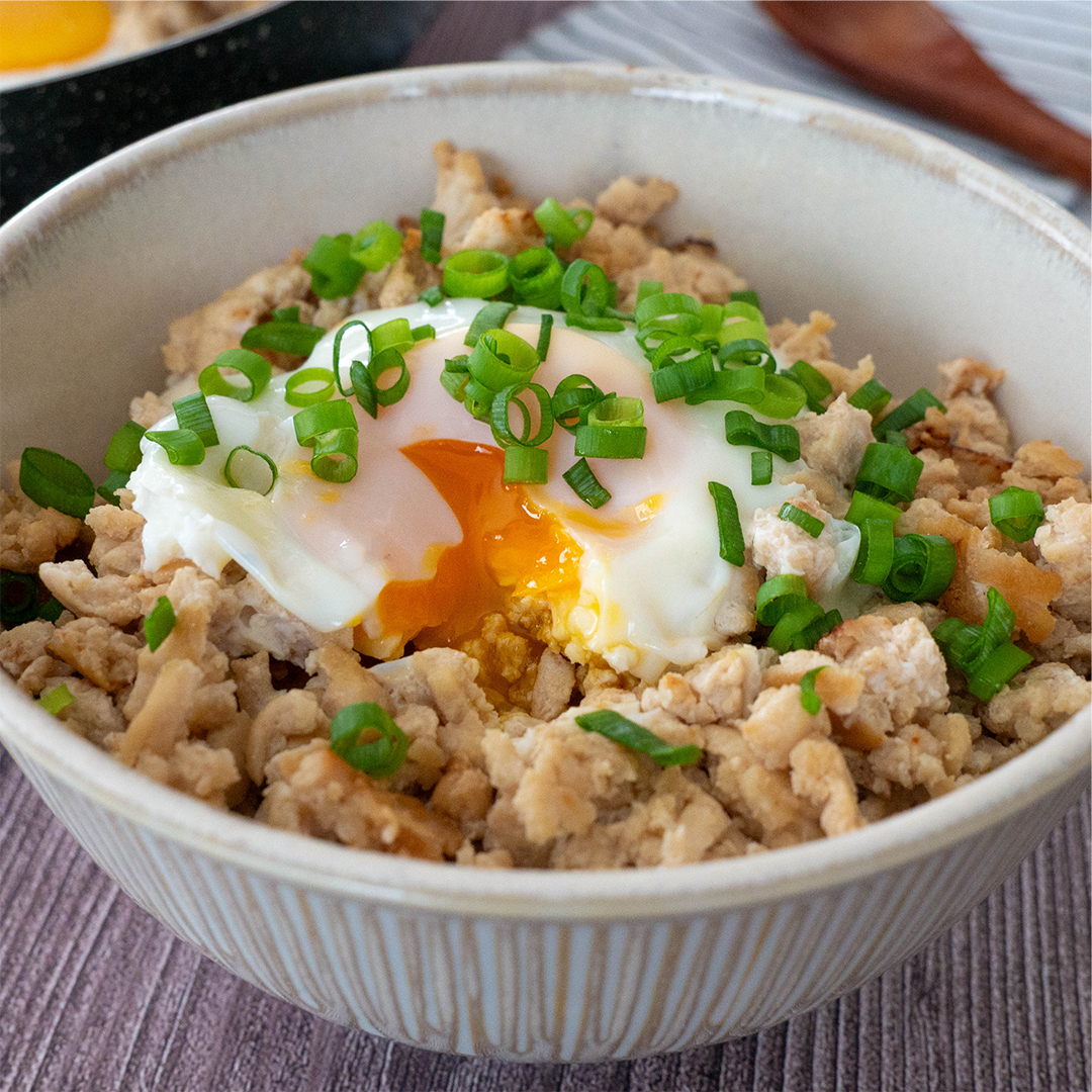 TastyJapan's tweet photo. ワンパン＆めんつゆ一発で神ウマ丼 🍳✨ 
「もう何も考えたくない…」そんな今夜は「時短鶏そぼろ丼」で決まり！！
味付けはめんつゆオンリー！フライパン1つで肉炒めと目玉焼きが同時に完成する超時短テクです💡 甘辛いそぼろと、とろ〜り絡む半熟卵でご飯が一瞬で消えちゃいます…！

材料と作り方はリプ欄へ👇
