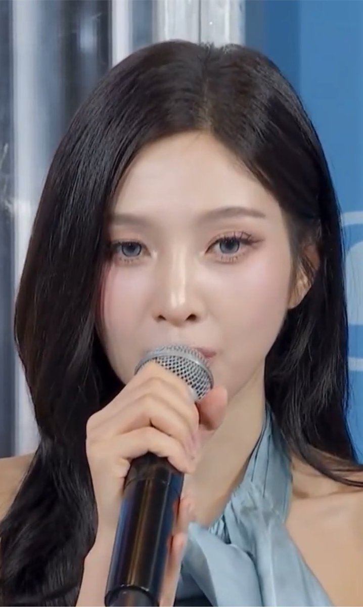 joyisthetics's tweet photo. blue contacts suit her a lotttt https://t.co/SlgoYHI1R7