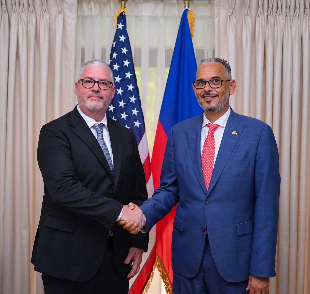 BasenVerite's tweet photo. Le Premier #Ministre #Alix #Didier #Fils-Aimé a reçu, le mercredi 5 août, le nouveau #Chargé d'#Affaires par intérim des #États-Unis en #Haïti, #David #Howell. Ils ont parlé de la #coopération bilatérale, la situation #sécuritaire et les efforts déployés contre les #groupes armés. Les deux responsables ont évoqué l'appui des #partenaires internationaux au rétablissement des #institutions et à l'organisation des #élections.
#Basen_Verite