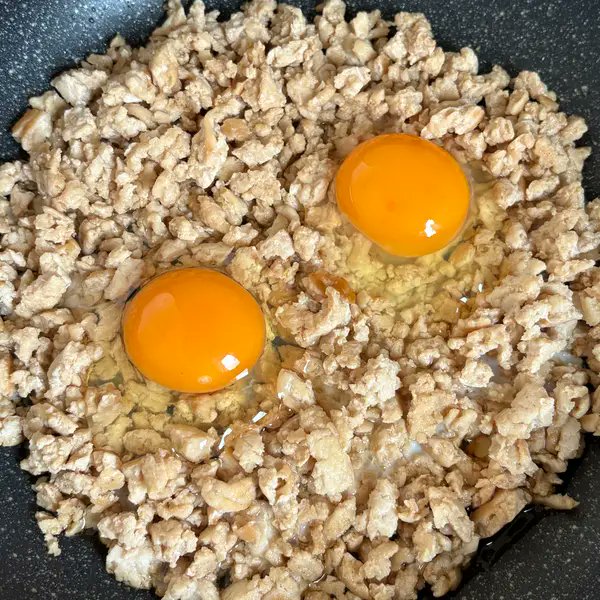 TastyJapan's tweet photo. ワンパン＆めんつゆ一発で神ウマ丼 🍳✨ 
「もう何も考えたくない…」そんな今夜は「時短鶏そぼろ丼」で決まり！！
味付けはめんつゆオンリー！フライパン1つで肉炒めと目玉焼きが同時に完成する超時短テクです💡 甘辛いそぼろと、とろ〜り絡む半熟卵でご飯が一瞬で消えちゃいます…！

材料と作り方はリプ欄へ👇