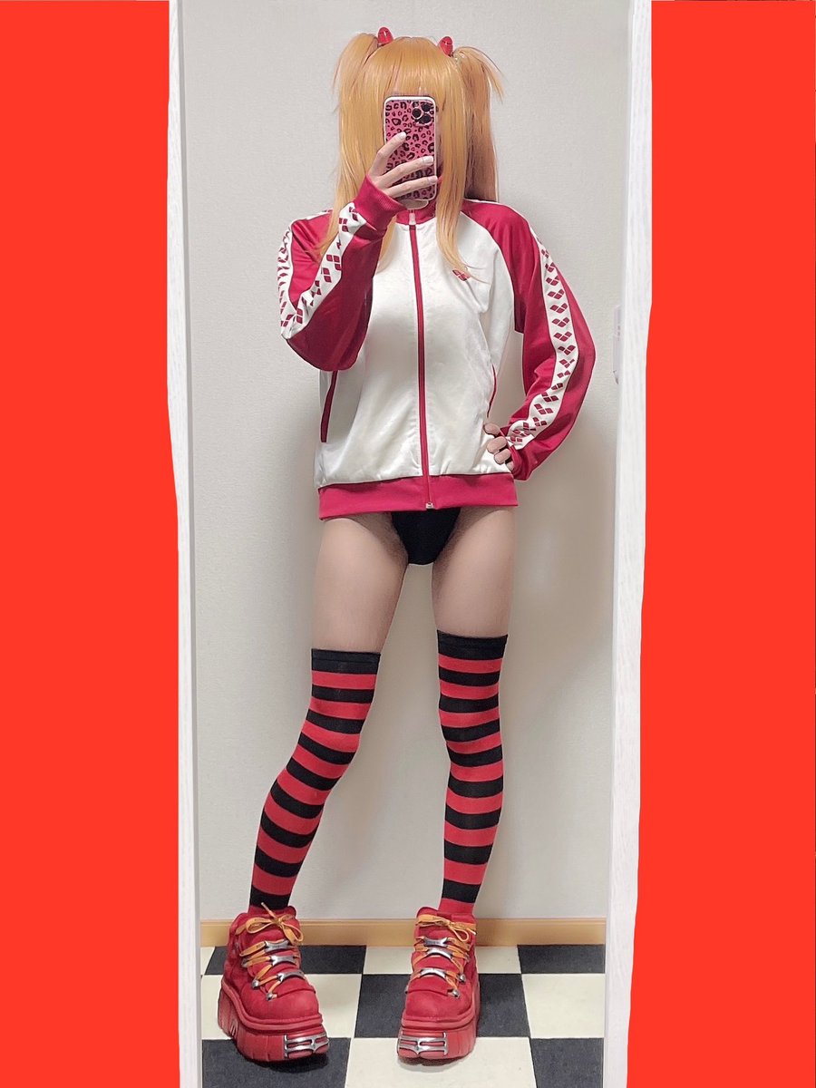 Oshare_Banchou_'s tweet photo. アスカ+競泳水着+ジャージ+ニーハイの欲張りセット🎀
ジャージのカラーリングちょっと違うけど💦
#競泳水着 https://t.co/SCtgojJDK8