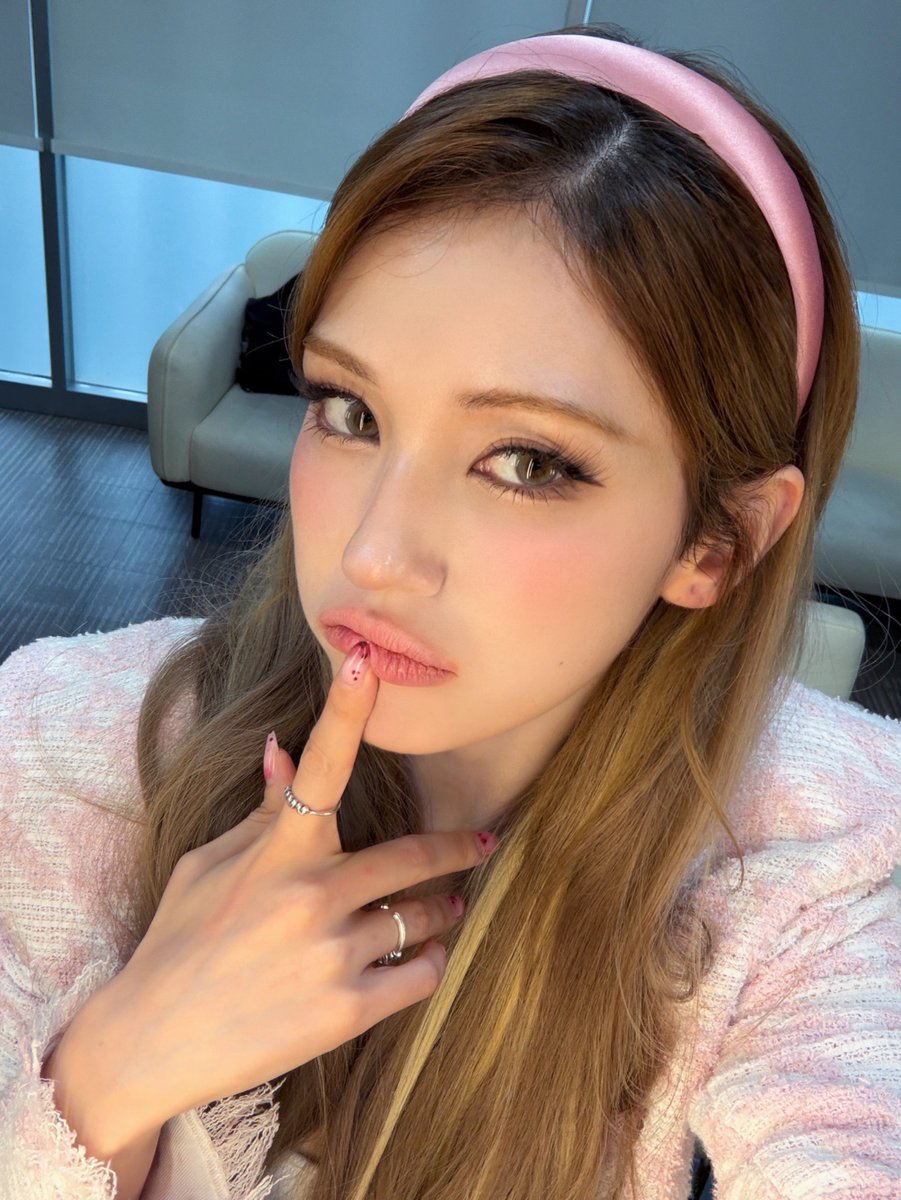somi_official_'s tweet photo. [📸] 260806 Mnet 연지곤지 : YZKZ <TWIN MIRROR SHOW>

🪞😎

#JEONSOMI #전소미
#THEBLACKLABEL #더블랙레이블 https://t.co/nuGICiXafz