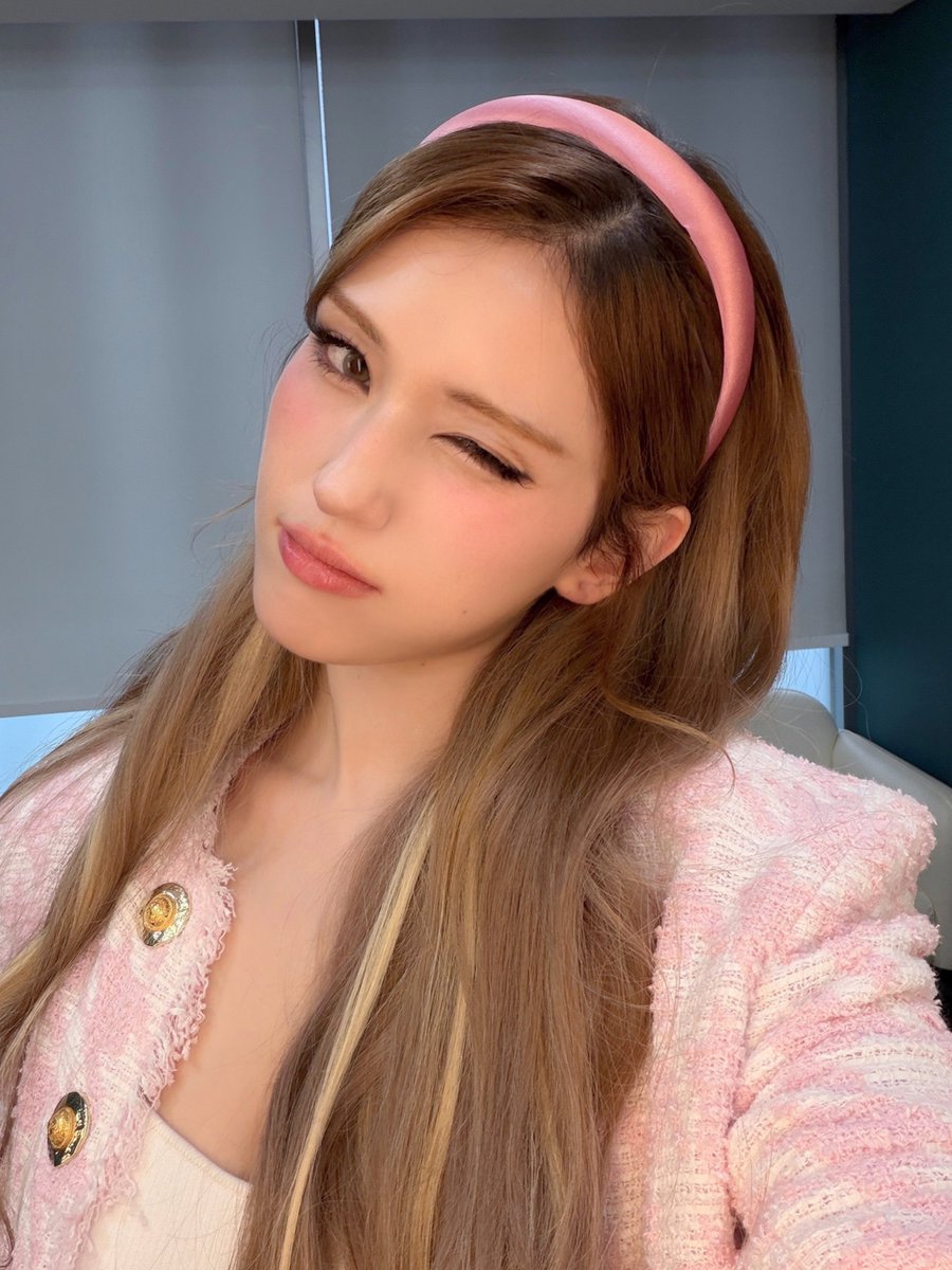 somi_official_'s tweet photo. [📸] 260806 Mnet 연지곤지 : YZKZ <TWIN MIRROR SHOW>

🪞😎

#JEONSOMI #전소미
#THEBLACKLABEL #더블랙레이블 https://t.co/nuGICiXafz