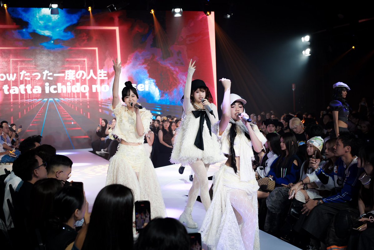 KLP48official's tweet photo. Check out our fierce, fashion-forward members on the KLFW catwalk! Do you guys have a favourite outfit? 😎
Thank you so much to Isetan and KLFW for having us, and a huge thank you to CDH ERREURS, 99%Angel, Super Structure, and Ugly Pretty for collaborating with us 🍀💚 https://t.co/cnrSkxwGOE