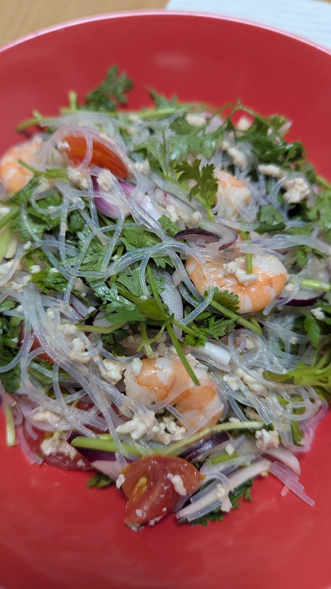 nomuturukuu's tweet photo. 今日の夕飯は空芯菜の炒め物、パクチー多めのヤムウンセン、炙り金目鯛刺身。最近は大好きな空芯菜が安くてありがたい。 https://t.co/cSa7rFVFMt