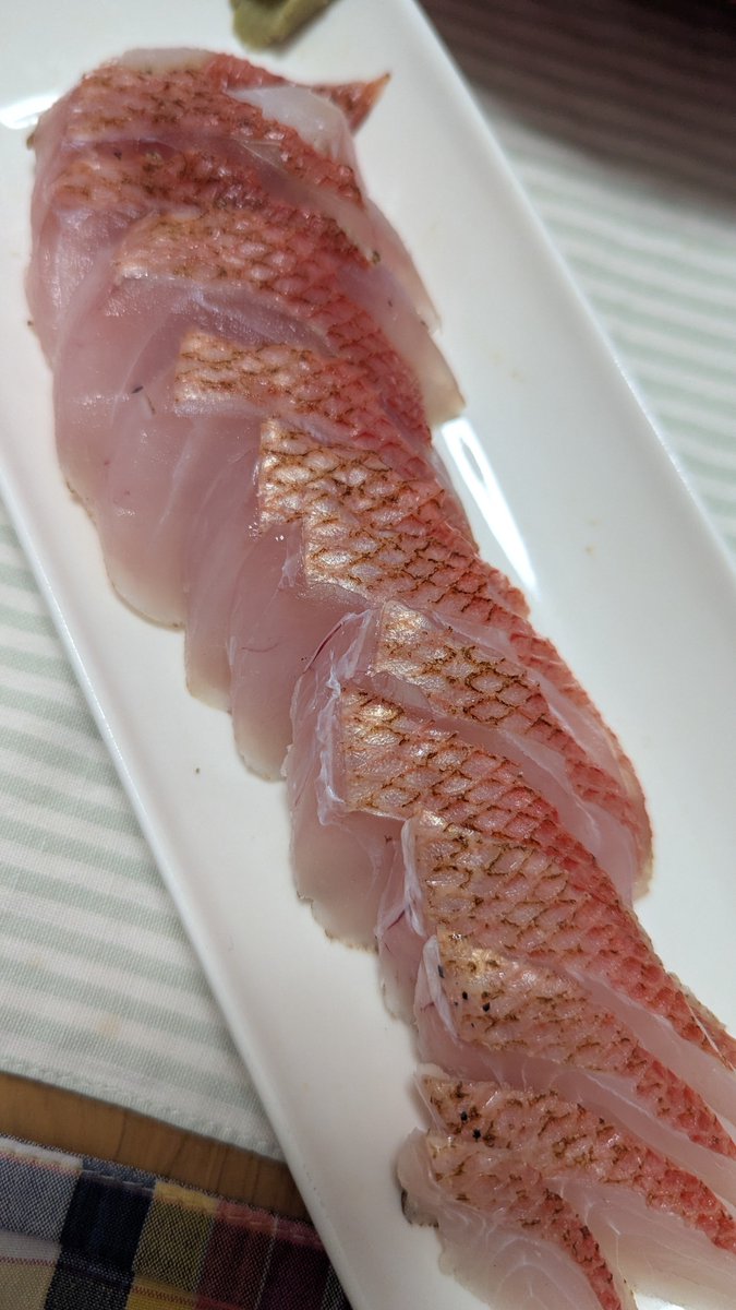 nomuturukuu's tweet photo. 今日の夕飯は空芯菜の炒め物、パクチー多めのヤムウンセン、炙り金目鯛刺身。最近は大好きな空芯菜が安くてありがたい。 https://t.co/cSa7rFVFMt