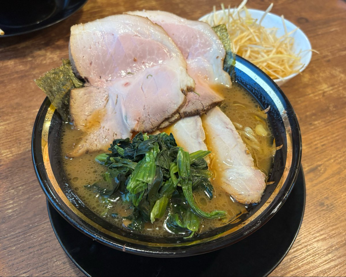0VzRMLBGiMV4Vyg's tweet photo. 【王道家直系環家】千葉県君津市
エアコン入れ替え増設で涼しいく快適👍

ネギチャーシュー(白)トッピング煮豚
大判な煮豚なのにしっとり柔うま‼️
環家チャーシュー美味すぎる🤤

最後にお酢を入れてパーフェクトスープ👌
完飲寸前で妻にストップかけられ断念😆
今日も間違いない美味さでした😋
#環家 https://t.co/4GEsz2DFHf