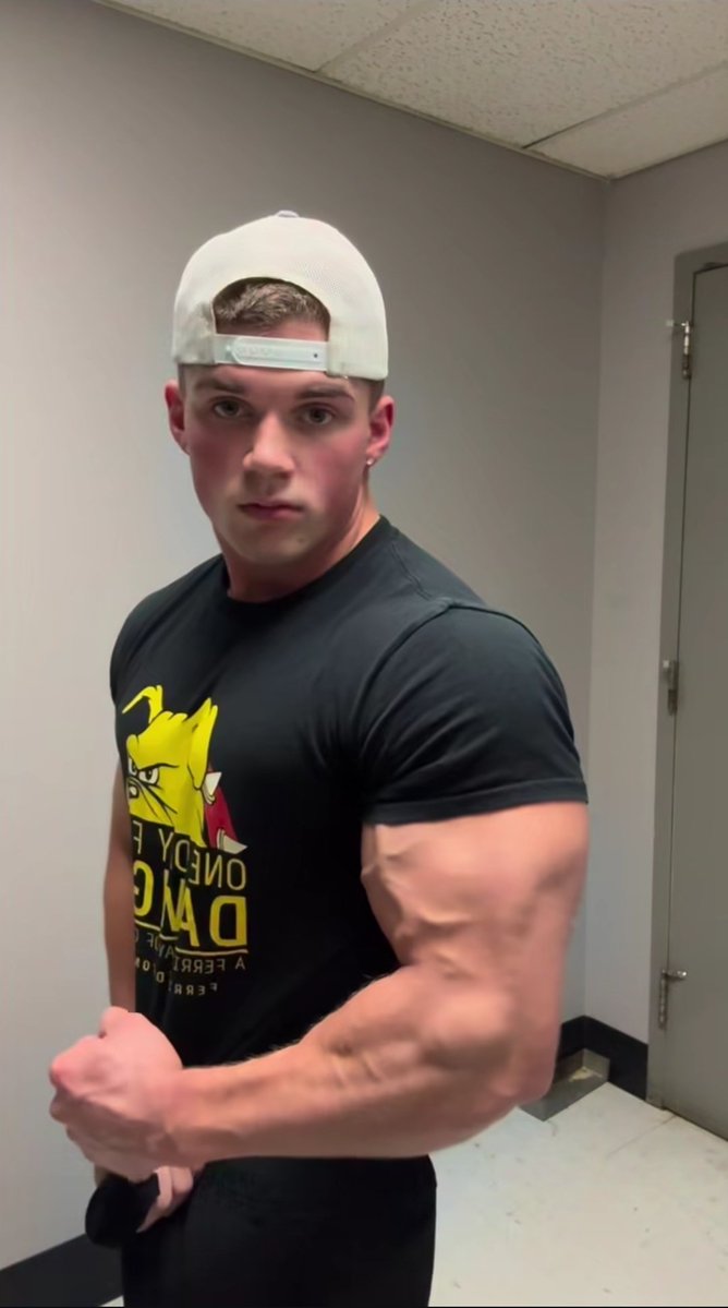 alpha_dave1's tweet photo. Looking for a man who can match this energy not compete with it. 😉✨

#Findom #Alpha #cashmaster #bicep https://t.co/DKRRp1fZwM
