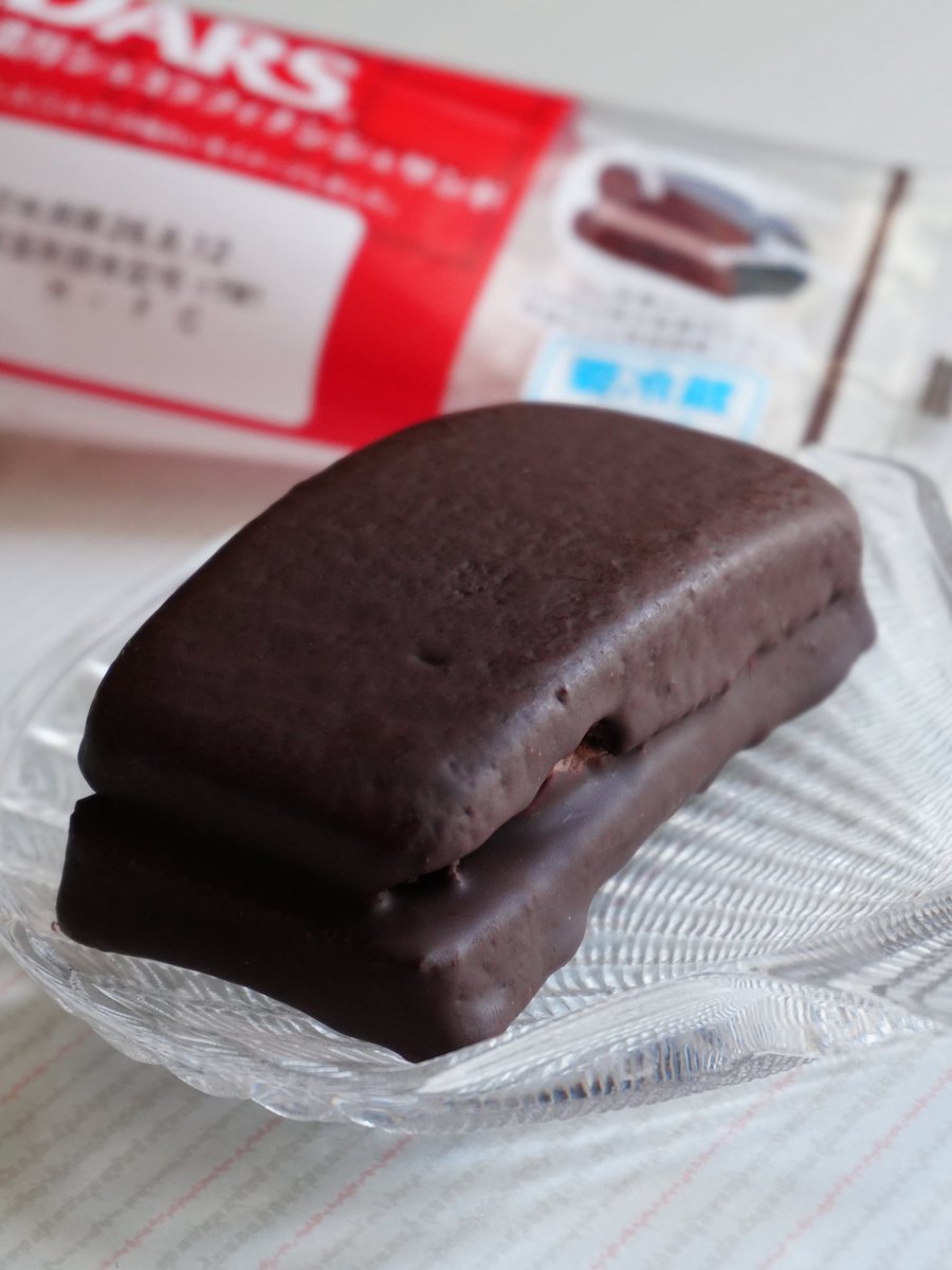 chocokuncom's tweet photo. ファミマで購入！『DARS濃厚ショコラフィナンシェサンド』。森永ダース〈ミルク〉の味わいを宿したスイーツ。きめ細やかなチョコ生地に、とろりまろやかなチョコクリームをサンドし、ほろ苦いチョココーティングで包む。噛んだ瞬間のチョコのバキバキもたまらない。 https://t.co/1TapS4onKS