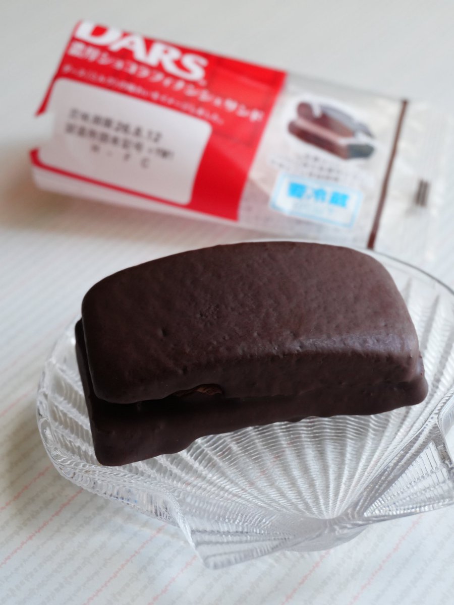 chocokuncom's tweet photo. ファミマで購入！『DARS濃厚ショコラフィナンシェサンド』。森永ダース〈ミルク〉の味わいを宿したスイーツ。きめ細やかなチョコ生地に、とろりまろやかなチョコクリームをサンドし、ほろ苦いチョココーティングで包む。噛んだ瞬間のチョコのバキバキもたまらない。 https://t.co/1TapS4onKS