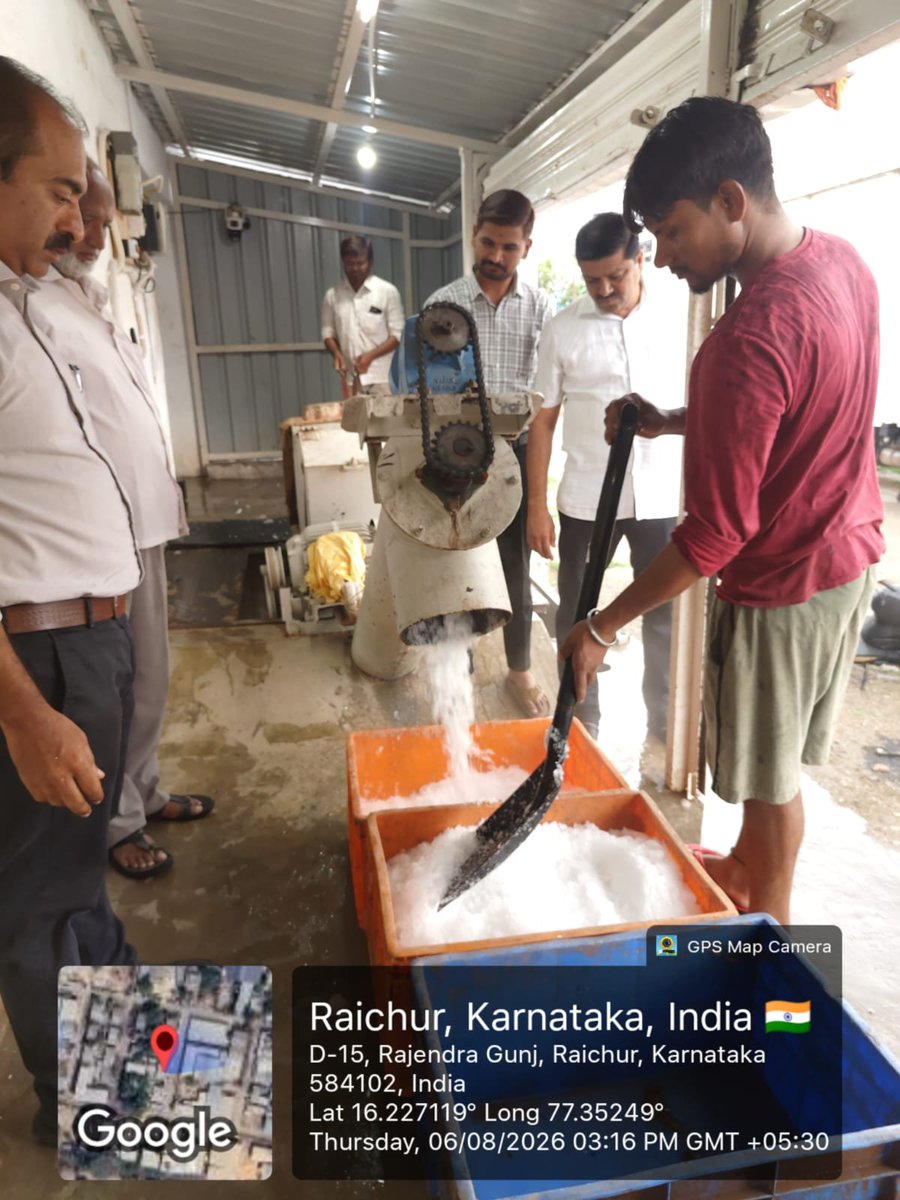 DOFGOK's tweet photo. ದಿನಾಂಕ: 06-08-2026 ರಂದು ಶ್ರೀ ಶರಣಬಸವ, ಮೀನುಗಾರಿಕೆ ಜಂಟಿ ನಿರ್ದೇಶಕರು, ಬಳ್ಳಾರಿ ವಲಯದ ಅವರು ರಾಯಚೂರು ನಗರದಲ್ಲಿ ನೂತನವಾಗಿ ನಿರ್ಮಾಣಗೊಂಡಿರುವ 20.0 ಮೆಟ್ರಿಕ್ ಟನ್ ಸಾಮರ್ಥ್ಯದ ಐಸ್ ತಯಾರಿಕಾ ಘಟಕಕ್ಕೆ ಭೇಟಿ ನೀಡಿ ಪರಿಶೀಲಿಸಿದರು. ಮೀನುಗಾರಿಕೆ ಕ್ಷೇತ್ರದ ಅಭಿವೃದ್ಧಿ ಹಾಗೂ (1/2) https://t.co/9JCJqWjyW7