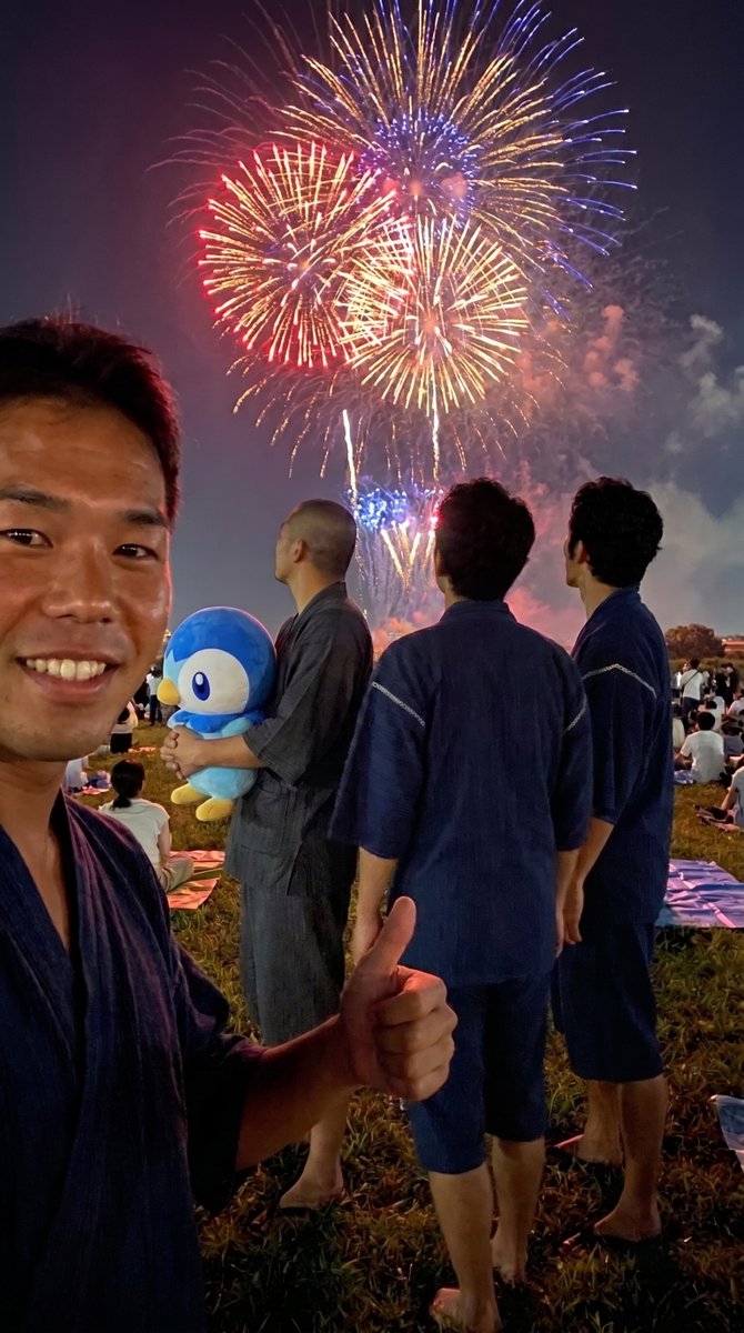 4649nnnn1's tweet photo. 今日は夏祭りに出、出向きましたよ
屋台と夏祭りの雰囲気がアァ・・・気持ちいィ
祭りで食う屋台飯は何か凄く旨い・・・旨くない？
MUR射的上手いっすねそして相変わらずポッチャマ狙い
ホントポッチャマ好きっすね先輩
そんで祭りの〆は花火！
夏の祭りと花火は最高だってはっきりわんだね https://t.co/I86g6HSI3G
