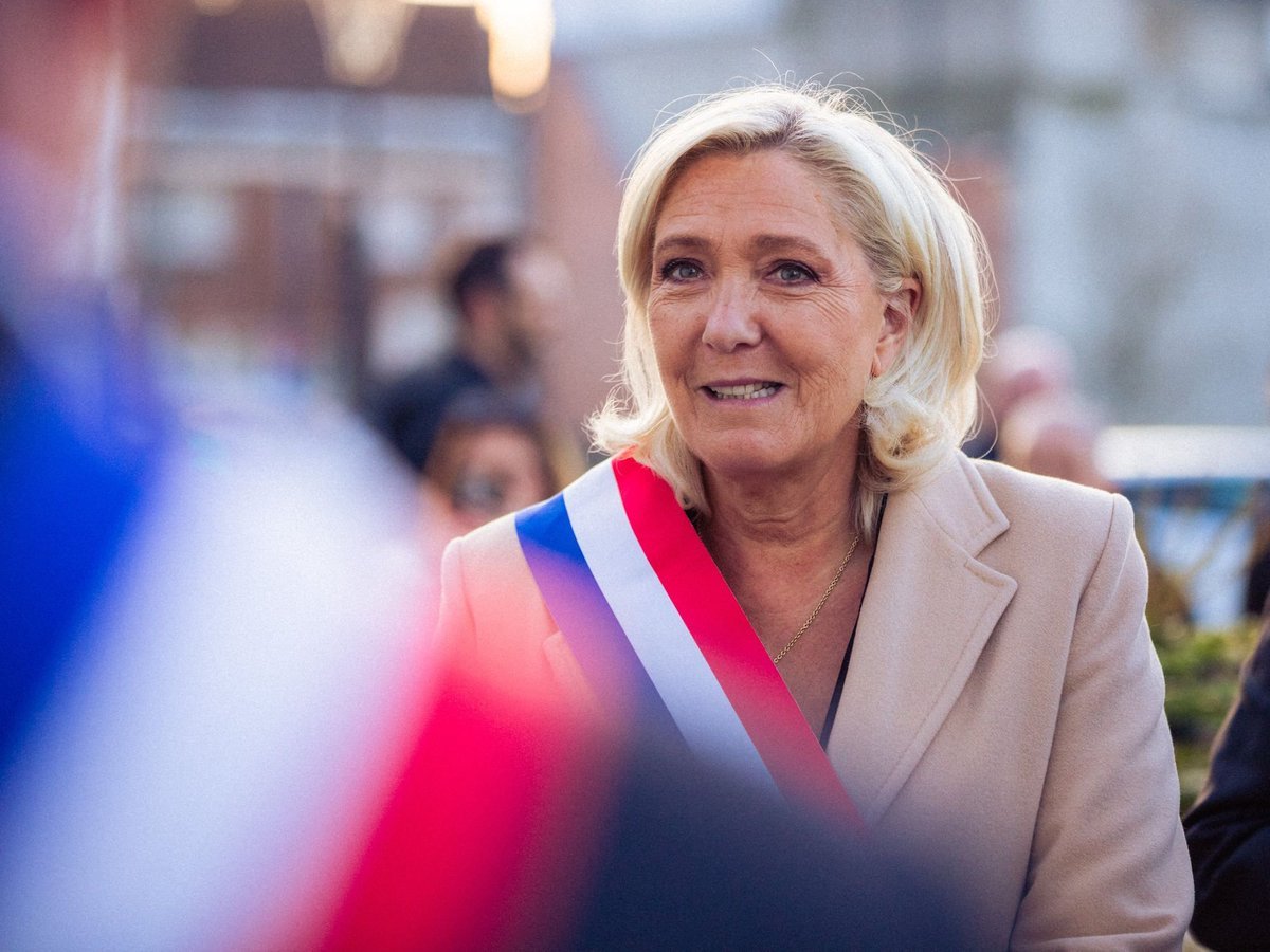 AmericaRecharge's tweet photo. 🇫🇷 Marine Le Pen says the European Union is anti-democratic, weakens national sovereignty, and that Europe should turn away from the EU.

Do you agree with her? 🤔🇪🇺

A) Yes 🟢 

B) No 🔴 https://t.co/NQwFE4UB1L
