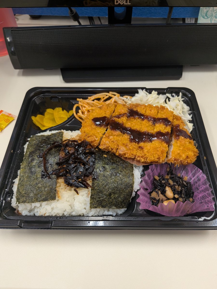 Bando_e_ji's tweet photo. 今日のお昼はとんかつ弁当！
少し運動して来て、頂いた🍺呑みながらベイスターズ観戦！ https://t.co/G3KytHjvm3