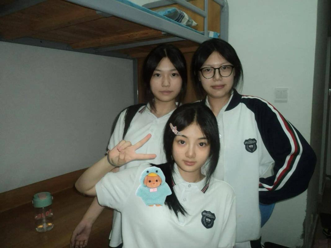 caoxzlo372's tweet photo. 人家都还在念高中呢 真想发给那位帅气的男老师瞅瞅 满脑子全是他教导我的样子，#反差 #高三 https://t.co/j2jEjoysBZ