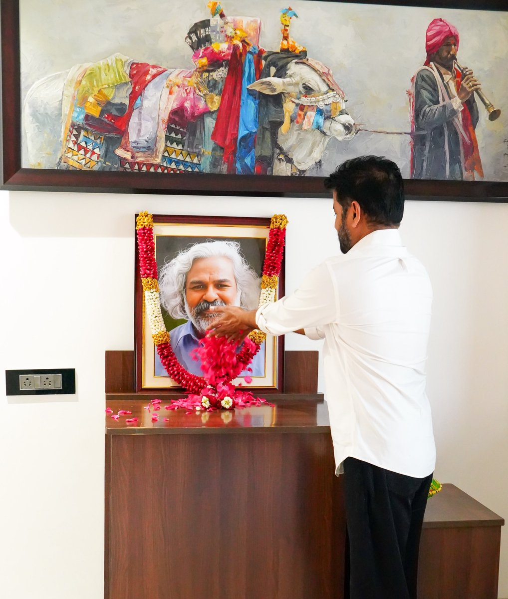 Congress4TS's tweet photo. CM Revanth Reddy Pays Tribute to People’s Poet Gaddar on His Death Anniversary

ప్రజాకవి గద్దర్ వర్ధంతి సందర్భంగా నివాళులర్పించిన సీఎం రేవంత్ రెడ్డి

ప్రజాకవి గద్దర్ వర్ధంతి సందర్భంగా జూబ్లీహిల్స్‌లోని తన నివాసంలో ఆయన చిత్రపటానికి ముఖ్యమంత్రి రేవంత్ రెడ్డి నివాళులర్పించారు. గద్దర్ ఆటా-పాటా తెలంగాణ ప్రజల హృదయాల్లో చిరస్థాయిగా నిలిచిపోతుందని అన్నారు. తన పాటల ద్వారా ప్రజల్లో  సామాజిక చైతన్యాన్ని నింపారని కొనియాడారు.అణగారిన వర్గాల హక్కుల కోసం జీవితాంతం తన గళాన్ని వినిపించిన మహోన్నత వ్యక్తి గద్దర్ అని ముఖ్య‌మంత్రి వ్యాఖ్యానించారు. తెలంగాణ ఉద్యమంలో గద్దర్ పాటలు ప్రజల్లో ఉద్యమ స్ఫూర్తిని రగిలించాయని అన్నారు.పాటను ప్రజా ఉద్యమానికి ఆయుధంగా మార్చిన అరుదైన వ్యక్తిత్వం గద్దర్ ది అని ముఖ్యమంత్రి రేవంత్ రెడ్డి గుర్తు చేసుకున్నారు.
