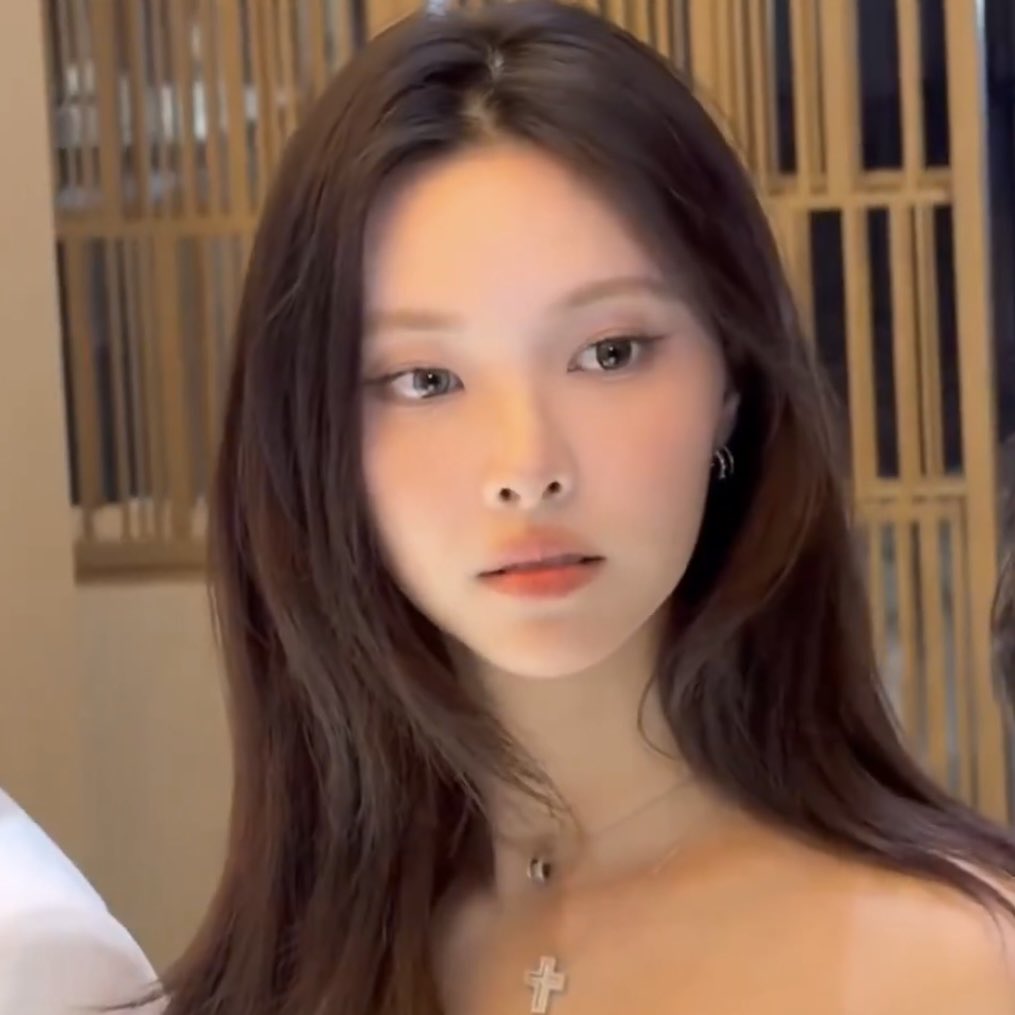 yunahslauv's tweet photo. 🐆 the hairstyle i had when we attended the damiani event
🐰 you looked sooo pretty that day
🐰 it was on your birthday
🐰i still haven’t moved on from it honestly, you were just so beautiful
🐆 minju really loved this look hahaha
🐰 you seriously looked so pretty https://t.co/AQ5A7HSfbQ