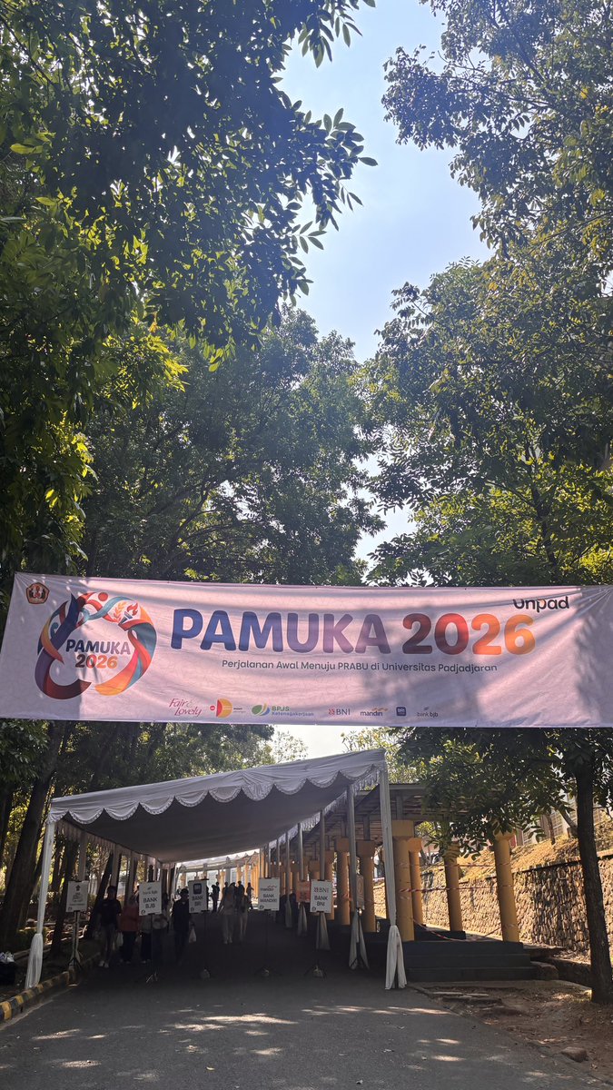 adheliaaaph's tweet photo. Halo temen - temen maba unpaddd!!! seru banget aku habis ambil KTM tadii!!! jadi gak sabar prabu🤩 anw pramuda 2026, lets be moots!! #unpad #unpad2026 #prabuunpad #pramuda #moots #mabaunpad #gaksabar https://t.co/XDheHiMIGV