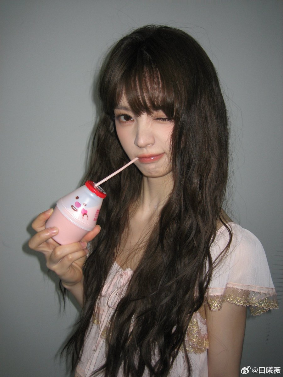 luvutianxiwei's tweet photo. #TianXiwei has updated her weibo. 

𝘏𝘦𝘭𝘭𝘰, 𝘺𝘰𝘶𝘳 𝘴𝘵𝘳𝘢𝘸𝘣𝘦𝘳𝘳𝘺 𝘮𝘪𝘭𝘬 𝘪𝘴 𝘪𝘯 𝘮𝘺 𝘩𝘢𝘯𝘥𝘴🍓 https://t.co/4b9MYosqIp