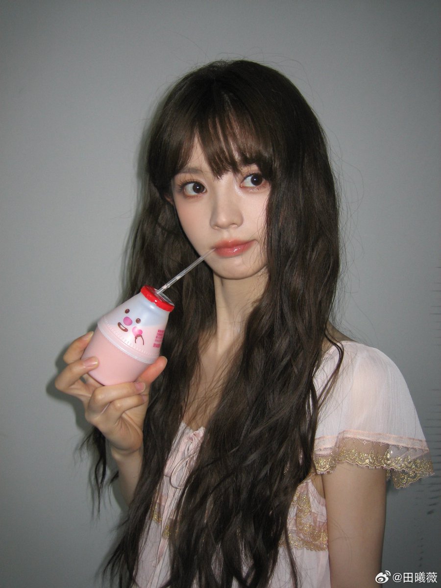 luvutianxiwei's tweet photo. #TianXiwei has updated her weibo. 

𝘏𝘦𝘭𝘭𝘰, 𝘺𝘰𝘶𝘳 𝘴𝘵𝘳𝘢𝘸𝘣𝘦𝘳𝘳𝘺 𝘮𝘪𝘭𝘬 𝘪𝘴 𝘪𝘯 𝘮𝘺 𝘩𝘢𝘯𝘥𝘴🍓 https://t.co/4b9MYosqIp