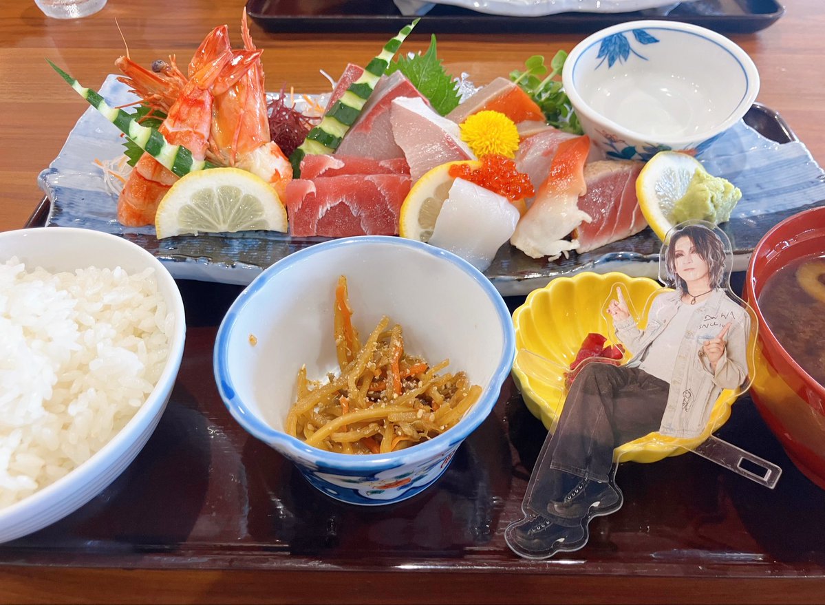 zooWhiteBird's tweet photo. ライブ前には益田のモン・サン・ミシェルへ(笑)
ちょうど干潮の時間帯で、砂の参道を歩いて行けた！
ただ砂もめちゃ暑くて、歩くの大変だったー(^_^;)

ランチは刺身定食！
めちゃ分厚くて、食べ応え抜群☆
イカも甘かった〜♡
益田の魚は美味しいわぁ(๑´ڡ`๑) https://t.co/GIzc8Aeayq