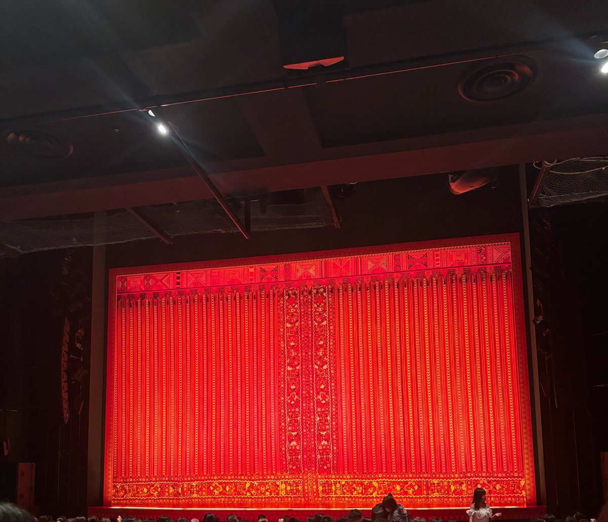 d__o19q's tweet photo. 劇団四季｢アラジン｣観劇してきました🧞‍♂️
アラン・メンケンの素晴らしい音楽を浴びれて幸せでしたт т キャストの方の歌声やお芝居が本当に素敵で、魔法の絨毯も感動でした；；また見に行きたい🎶 https://t.co/sBgmyLUFPq