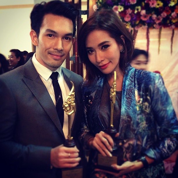 yibosocuteee's tweet photo. มีคนมาเสริมว่าสมัยก่อนเค้าจริงจังเรื่องการใช้ภาษาไทยมากถึงขั้นมีมอบรางวัลใช้ภาษาไทยดีเด่นให้ดาราด้วยเลยลองไปเสิร์ชดูสรุปมีจริง สมัยก่อนจะมีการมอบรางวัล “ราชบัณฑิตยสภาสรรเสริญ” ให้แก่ผู้ใช้ภาษาไทยดีเด่น ซึ่งก็มีดาราที่ได้รางวัลหลายคนเลยอาทิ 

-ป๋อ ณัฐวุฒิ

-เกรท วรินทร

-กรีน อัษฎาพร

-อั้ม อธิชาติ 

-พลอย เฌอมาลย์ 

-นาว ทิสานาฏ

โดยวัดจากการออกเสียงที่ถูกต้องตามหลักภาษาไทย ทั้งพยัญชนะ สระ วรรณยุกต์และคำควบกล้ำ เริ่ดอยู่นะ 😳👏🏻👏🏻👏🏻