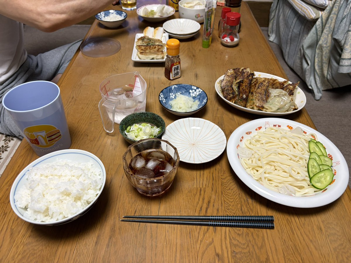 iamamonokaki's tweet photo. 王将とはなまるうどんのあるフードコートで食べてるみたいな夕食だった https://t.co/TITgQtcrox