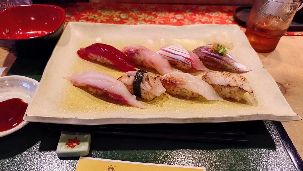 kooomochan's tweet photo. 日常が充実し過ぎて全然更新できておりませんでした！さーせん！

今日ぷらっとランチに入ってみたら、すごく丁寧に握ってくれるお寿司屋さんで、異世界に来たようでした😊
素敵なお店でした✨ https://t.co/KAPzzssy0i