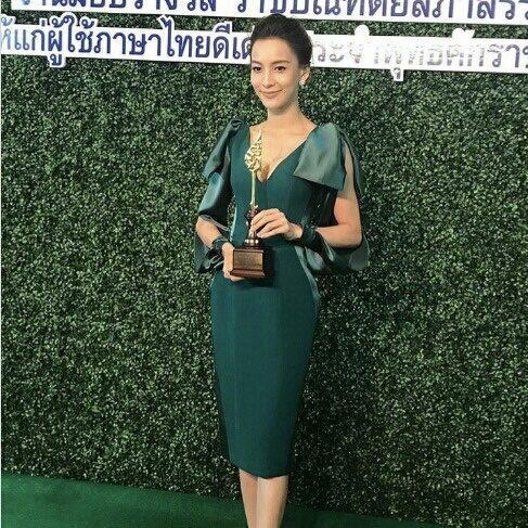 yibosocuteee's tweet photo. มีคนมาเสริมว่าสมัยก่อนเค้าจริงจังเรื่องการใช้ภาษาไทยมากถึงขั้นมีมอบรางวัลใช้ภาษาไทยดีเด่นให้ดาราด้วยเลยลองไปเสิร์ชดูสรุปมีจริง สมัยก่อนจะมีการมอบรางวัล “ราชบัณฑิตยสภาสรรเสริญ” ให้แก่ผู้ใช้ภาษาไทยดีเด่น ซึ่งก็มีดาราที่ได้รางวัลหลายคนเลยอาทิ 

-ป๋อ ณัฐวุฒิ

-เกรท วรินทร

-กรีน อัษฎาพร

-อั้ม อธิชาติ 

-พลอย เฌอมาลย์ 

-นาว ทิสานาฏ

โดยวัดจากการออกเสียงที่ถูกต้องตามหลักภาษาไทย ทั้งพยัญชนะ สระ วรรณยุกต์และคำควบกล้ำ เริ่ดอยู่นะ 😳👏🏻👏🏻👏🏻