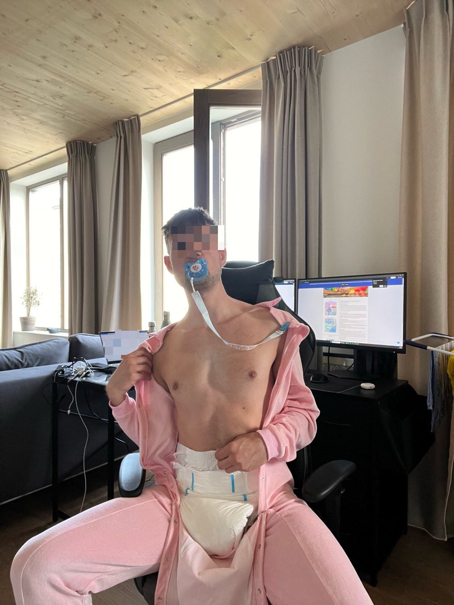 LittleBoiTice's tweet photo. Proper work from home attire, right? https://t.co/iZC1cKsQni