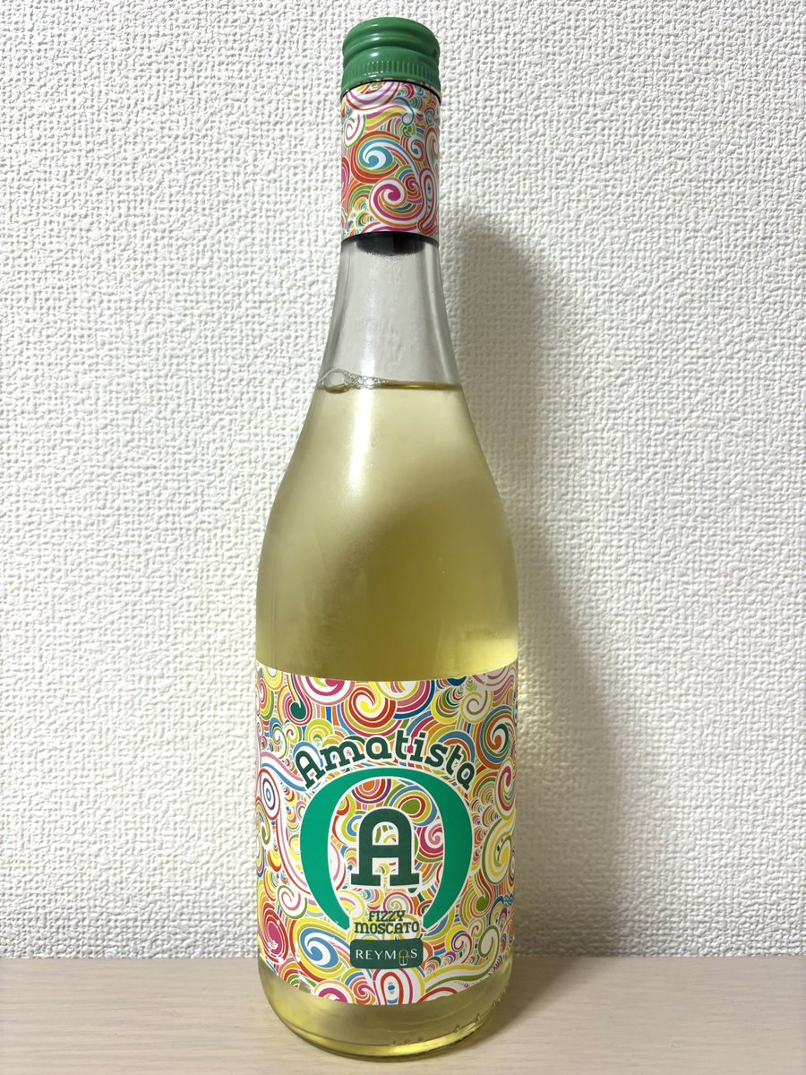 namitaro533's tweet photo. 本日の白ワイン。アマティスタ フィジー・マスカット。スペイン DO.バレンシア。レモングラス、マスカット、ほんのり石油等の香。やや濃いアタック。甘味が強いです、発泡感もあるのですが甘により陰になっていますね。オイル的フレーバーもあり。食前酒がいいですかね、料理に合わせても甘が勝つ。5% https://t.co/dRFMpWSbsh