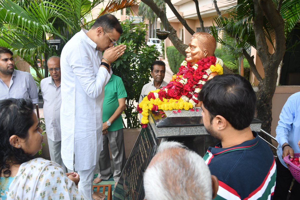 harshitthaku's tweet photo. बुरहानपुर के शिक्षा, सहकारिता एवं कृषि जगत के क्रांतिदूत, पूर्व सांसद (खण्डवा), बुरहानपुर के प्रथम महापौर एवं जननायक स्वर्गीय ठाकुर महेन्द्रकुमार सिंह जी की पुण्यतिथि पर उनकी प्रतिमा पर पुष्प अर्पित कर भावभीनी श्रद्धांजलि एवं विनम्र नमन अर्पित किया। https://t.co/D2DIFexVPM