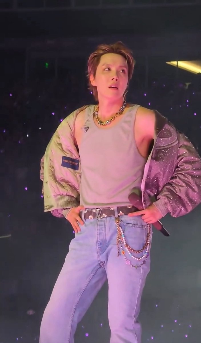 uarmyvibe's tweet photo. WAIT, BOSTON REALLY SAW THIS HOSEOK?? https://t.co/suW0Hx3FbS