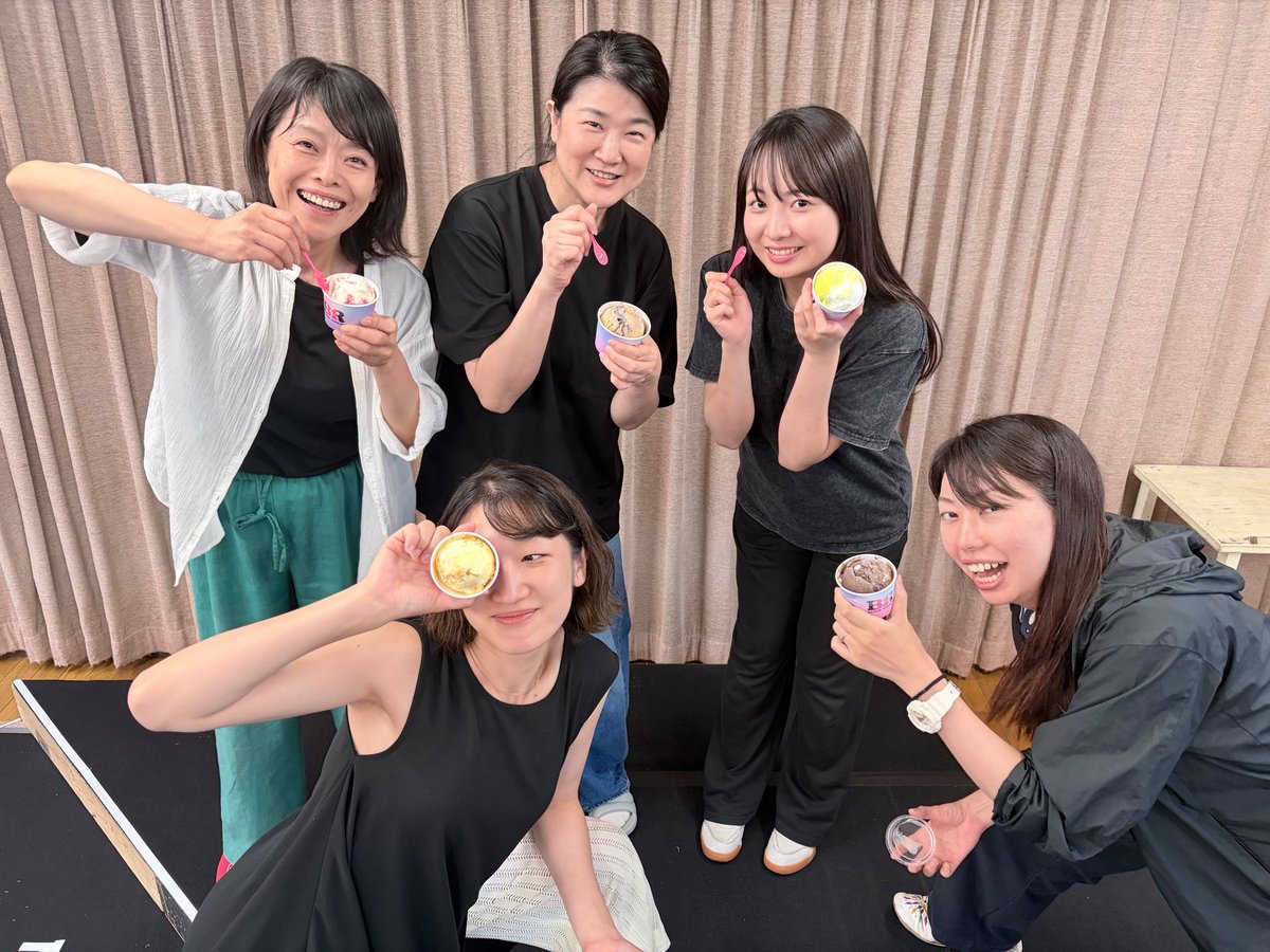 tsugitashi2026's tweet photo. 《 #のまちゃん日誌  🐿🩵 》 

8/6 稽古3日目☀️
今日は灰塚さんからアイスの差し入れ🍨
稽古終わりに皆で頂きました！

元気全回復ー!!✨✨✨✨
ありがとうございました！

🎫 チケットのご予約はこちら⇩⇩
https://t.co/X0e9YSPpya

 #ツギタシ  #ソラ使っちゃって https://t.co/2sUQCpbygK