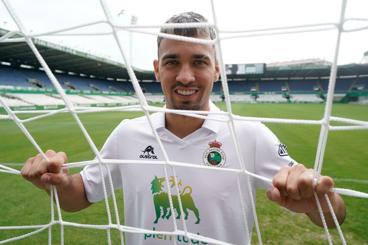 UdPasion's tweet photo. 📣 La UD Las Palmas se juega la baza sentimental por Arana mientras el Racing lo tasa en dos kilos 📝⚽🐥
Foto: @realracingclub 📷
#LaLigaHypermotion #GranCanaria #PasionAmarilla #SienteLaUnion 
Síguelo aquí 👉🏽 https://t.co/JhXdIvlNtI https://t.co/9NW6CdoZQy