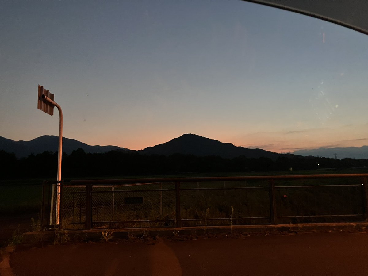 __kyomu__'s tweet photo. 夏のこの時間帯の夕焼けの影で、
山の不気味な感じっていうか大きさがはっきりして自然のデカさにビビるくらい怖さを感じる時あるよね。語彙力崩壊してます https://t.co/qDmaQe7U0i