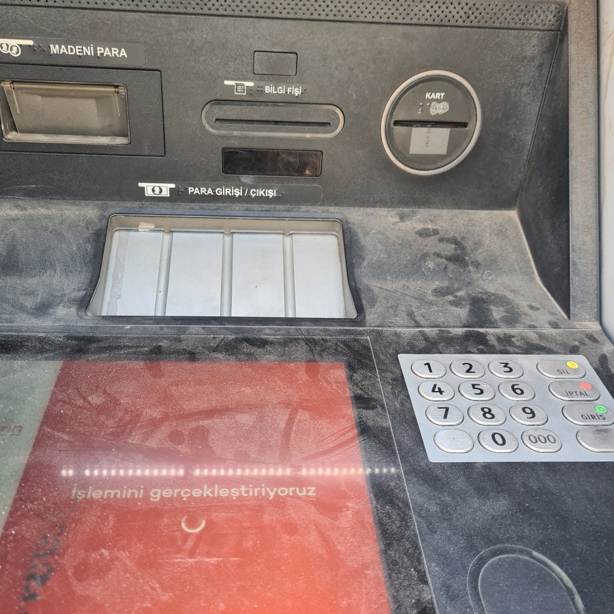 Canan1212's tweet photo. @AkbankDestek   @Akbank 
Atm leriniz lesssss lessss. Allah rizasi icin vatandasdan yaptiginiz kesintilerle bi el atin sube ve sube disi atm lerinize.. Mikrop kaptim😪 https://t.co/dYFp9Xtecf