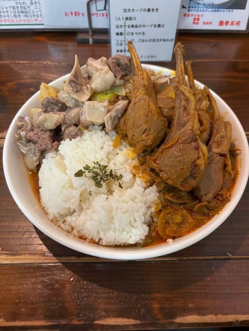 tokyocurryexpo's tweet photo. 🍛参加店舗紹介㉔🍛
『達磨食堂』
　
ラーメンとカレーの二刀流🍜🍛

ラーメン百名店でありながら、カレーマニアも唸る名店
名古屋コーチンや厳選ブランド肉がゴロゴロ入った
カレーをお楽しみください😊

#カレー万博
※画像はイメージです https://t.co/DQNGFv4NSx