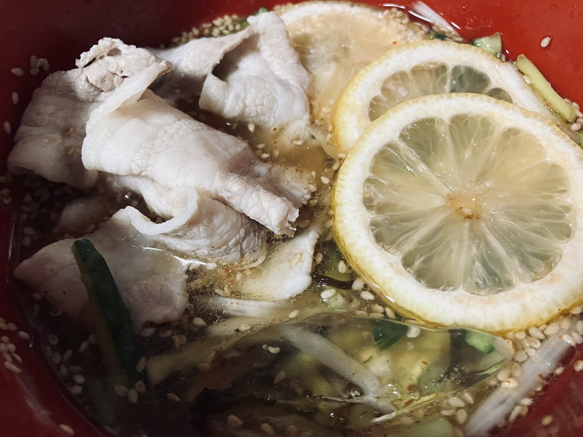 mitsukikimari's tweet photo. 冷やしレモンネギ塩つけ麺！！！
お酢は入れないでレモンで！
今回はほんだしと魚粉で和風にしてみました！
これなら中華麺でもそうめんでもいいわ！
ここ最近夏バテ気味だったけどさっぱりしててめっちゃ食べれる！
生レモンめっちゃ美味いわ…… https://t.co/Ig5L7LKrhS