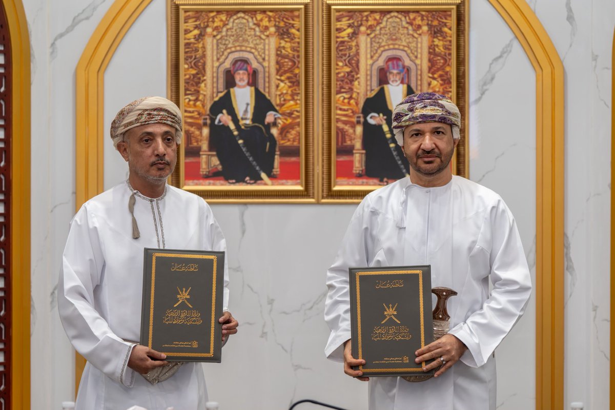OmanNewsAgency's tweet photo. بقيمة إجمالية تتجاوز 1.6 مليون ريال عُماني، وزارة الثروة الزراعية والسمكية وموارد المياه، توقع اتفاقية الخدمات الاستشارية لمشروع مدينة الصناعات السمكية بمحافظة جنوب الشرقية. 

#العُمانية https://t.co/rDVkxemXsf