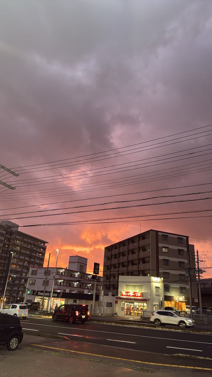 mieeta2's tweet photo. 台風前だなぁw https://t.co/0p9ZN8iCoE