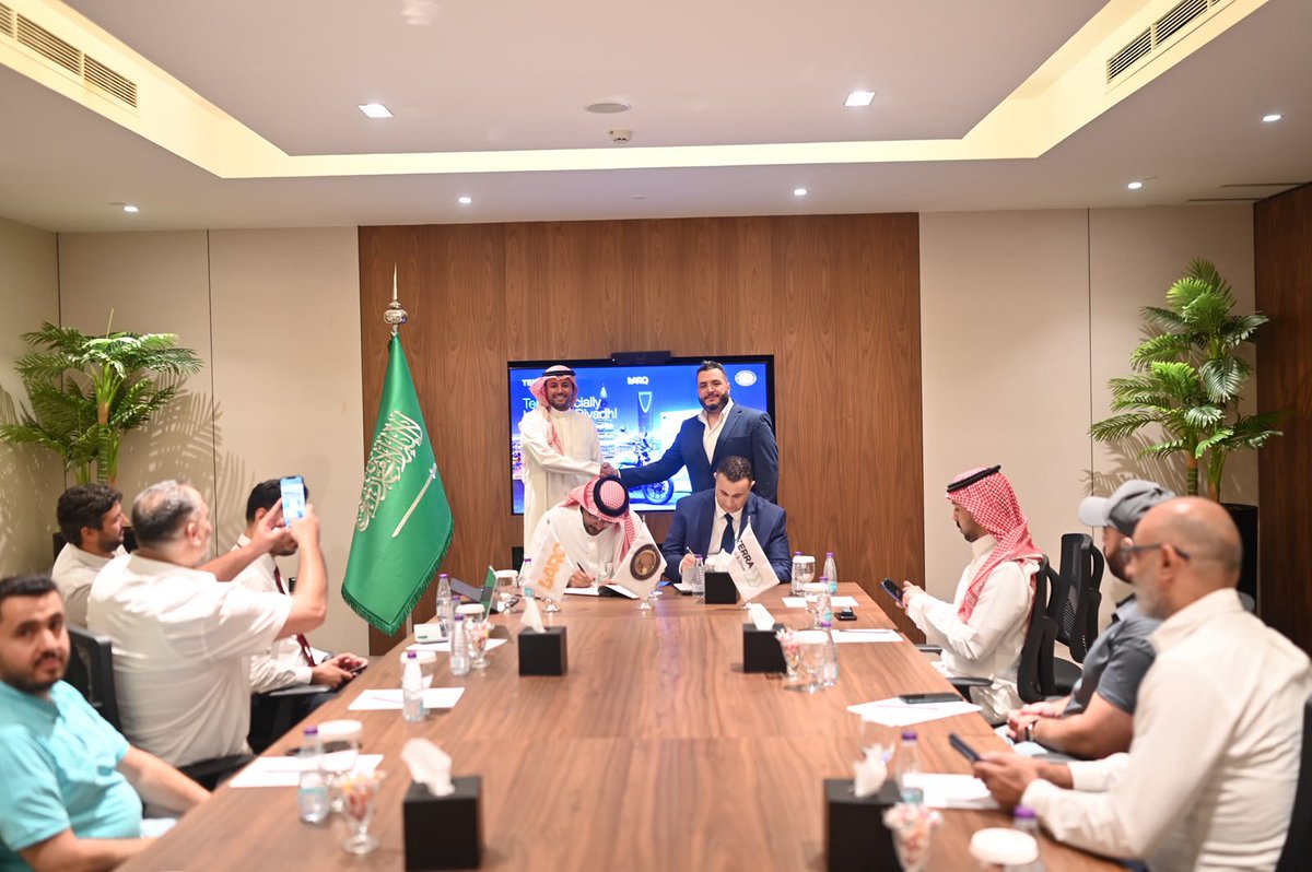 Barqapp_SA's tweet photo. نفخر في BARQ  بالإعلان عن شراكة استراتيجية مع Drive Terra لإطلاق وتوسيع منظومة الدراجات الكهربائية وتقنية تبديل البطاريات في المملكة، بدءًا من الرياض والتوسع تدريجيًا في مختلف المدن.

وقّع الاتفاقية نيابةً عن BARQ السيد عبدالله الشلهوب، الشريك المؤسس والرئيس التنفيذي، فيما مثّل DriveTerra السيد عامر عبدالمنعم الضيف، مدير التطوير في مجموعة الظاهري.

نتطلع إلى تطوير حلول توصيل كهربائية أكثر كفاءة واستدامة، بما يدعم مستهدفات رؤية السعودية 2030.

#BARQ
#Bullet_Delivery 

—

We are proud to announce a strategic partnership between BARQ and DriveTerra to launch and scale an electric motorcycle and battery-swapping ecosystem in Saudi Arabia, starting in Riyadh and gradually expanding across the Kingdom.

The agreement was signed by Mr. Abdullah AlShalhoub, Co-Founder and CEO of BARQ, and Mr. Amer Abdulmonem AlDhaif, Development Manager at Al Dhaheri Group, on behalf of DriveTerra.

Together, we aim to advance more efficient and sustainable electric delivery solutions in support of Saudi Vision 2030.
