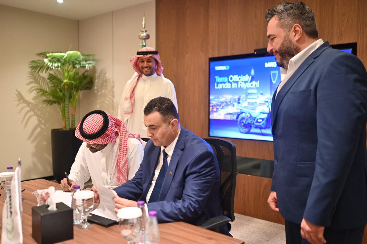 Barqapp_SA's tweet photo. نفخر في BARQ  بالإعلان عن شراكة استراتيجية مع Drive Terra لإطلاق وتوسيع منظومة الدراجات الكهربائية وتقنية تبديل البطاريات في المملكة، بدءًا من الرياض والتوسع تدريجيًا في مختلف المدن.

وقّع الاتفاقية نيابةً عن BARQ السيد عبدالله الشلهوب، الشريك المؤسس والرئيس التنفيذي، فيما مثّل DriveTerra السيد عامر عبدالمنعم الضيف، مدير التطوير في مجموعة الظاهري.

نتطلع إلى تطوير حلول توصيل كهربائية أكثر كفاءة واستدامة، بما يدعم مستهدفات رؤية السعودية 2030.

#BARQ
#Bullet_Delivery 

—

We are proud to announce a strategic partnership between BARQ and DriveTerra to launch and scale an electric motorcycle and battery-swapping ecosystem in Saudi Arabia, starting in Riyadh and gradually expanding across the Kingdom.

The agreement was signed by Mr. Abdullah AlShalhoub, Co-Founder and CEO of BARQ, and Mr. Amer Abdulmonem AlDhaif, Development Manager at Al Dhaheri Group, on behalf of DriveTerra.

Together, we aim to advance more efficient and sustainable electric delivery solutions in support of Saudi Vision 2030.