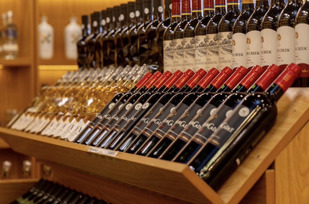 ecom_news's tweet photo. 💰 #Œnotourisme : Une réservation rapporte en moyenne 207 € au producteur, dont 164 € proviennent du panier de vin. La vente directe domine largement. En savoir plus. 🔗 https://t.co/saguSqIv7Q #Vin https://t.co/iJfJAICFXM